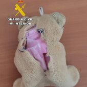 Imagen del peluche con la cocaína rosa en su interior. 