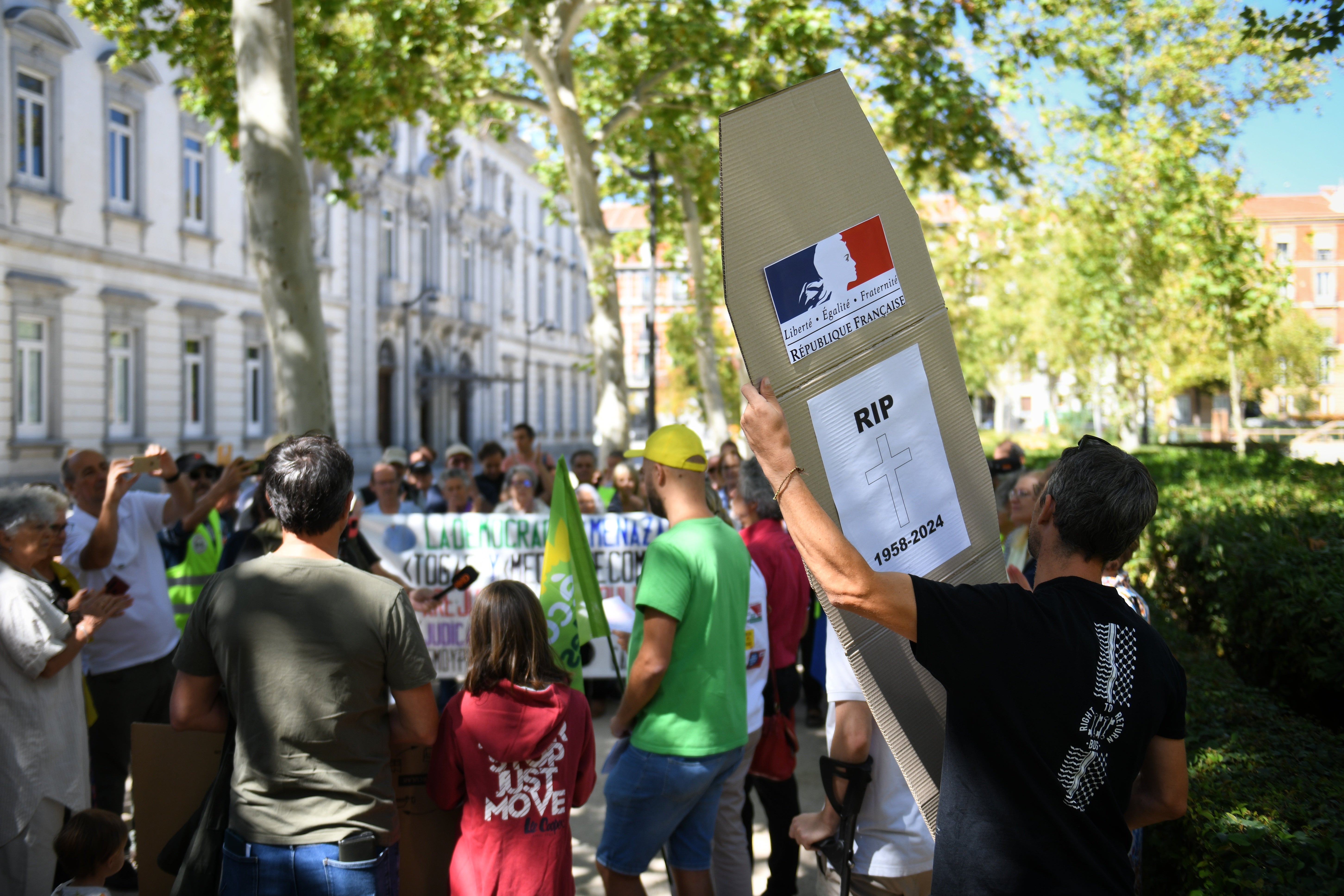 Decenas de personas protestan en Madrid contra el nombramiento "antidemocrático" del derechista Barnier Decenas de personas protestan en Madrid contra el nombramiento "antidemocrático" del derechista Barnier