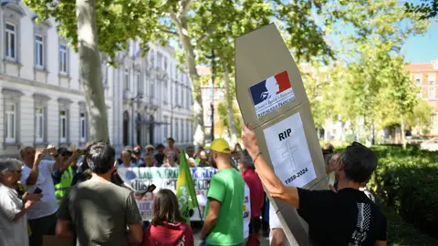 Decenas de personas protestan en Madrid contra el nombramiento "antidemocrático" del derechista Barnier Decenas de personas protestan en Madrid contra el nombramiento "antidemocrático" del derechista Barnier