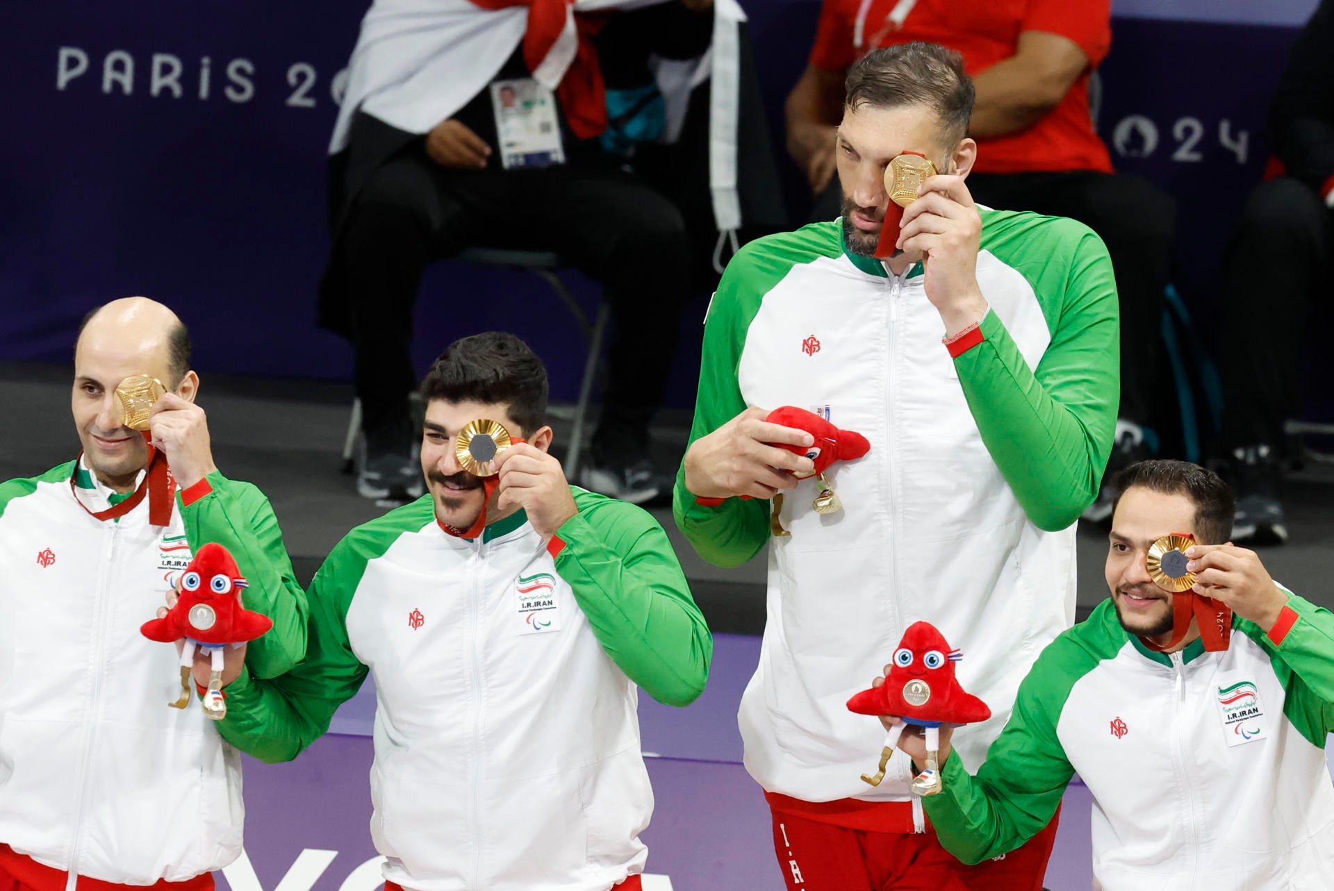 El segundo hombre más alto del mundo triunfa en los Paralímpicos: el gigante de Irán que dormía en el suelo El segundo hombre más alto del mundo triunfa en los Paralímpicos: el gigante de Irán que dormía en el suelo