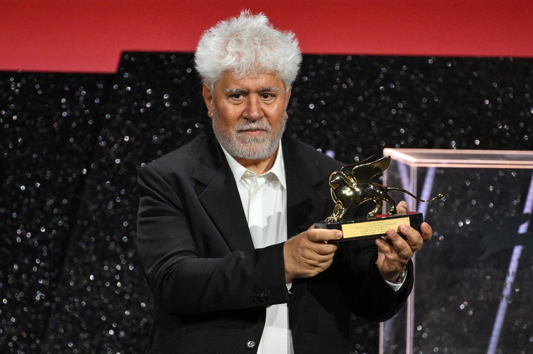 Almodóvar gana el León de Oro a la mejor película en Venecia por 'La habitación de al lado' Almodóvar gana el León de Oro a la mejor película en Venecia por 'La habitación de al lado'