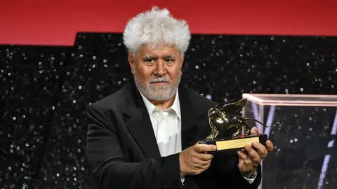 El director y guionista español Pedro Almodóvar recibe el premio León de Oro por su película 'La habitación de al lado Almodóvar, León de Oro a la mejor película en Venecia por 'La habitación de al lado'