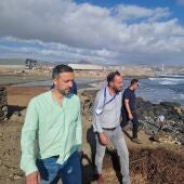 Juan Antonio Peña, alcalde de Telde, Gran Canaria en una de las playas afectadas por el vertido de combustible producido en el Puerto de la Luz