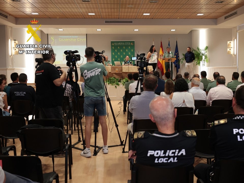 La Guardia Civil añade drones con cámaras de visión nocturna a la vigilancia de la uva de mesa embolsada del Vinalopó La Guardia Civil añade drones con cámaras de visión nocturna a la vigilancia de la uva de mesa embolsada del Vinalopó