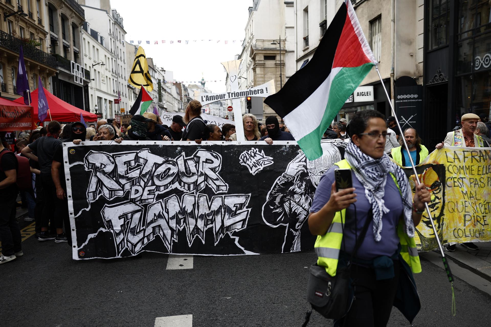 Miles de manifestantes de izquierda en Francia protestan contra el nombramiento de Barnier Miles de manifestantes de izquierda en Francia protestan contra el nombramiento de Barnier