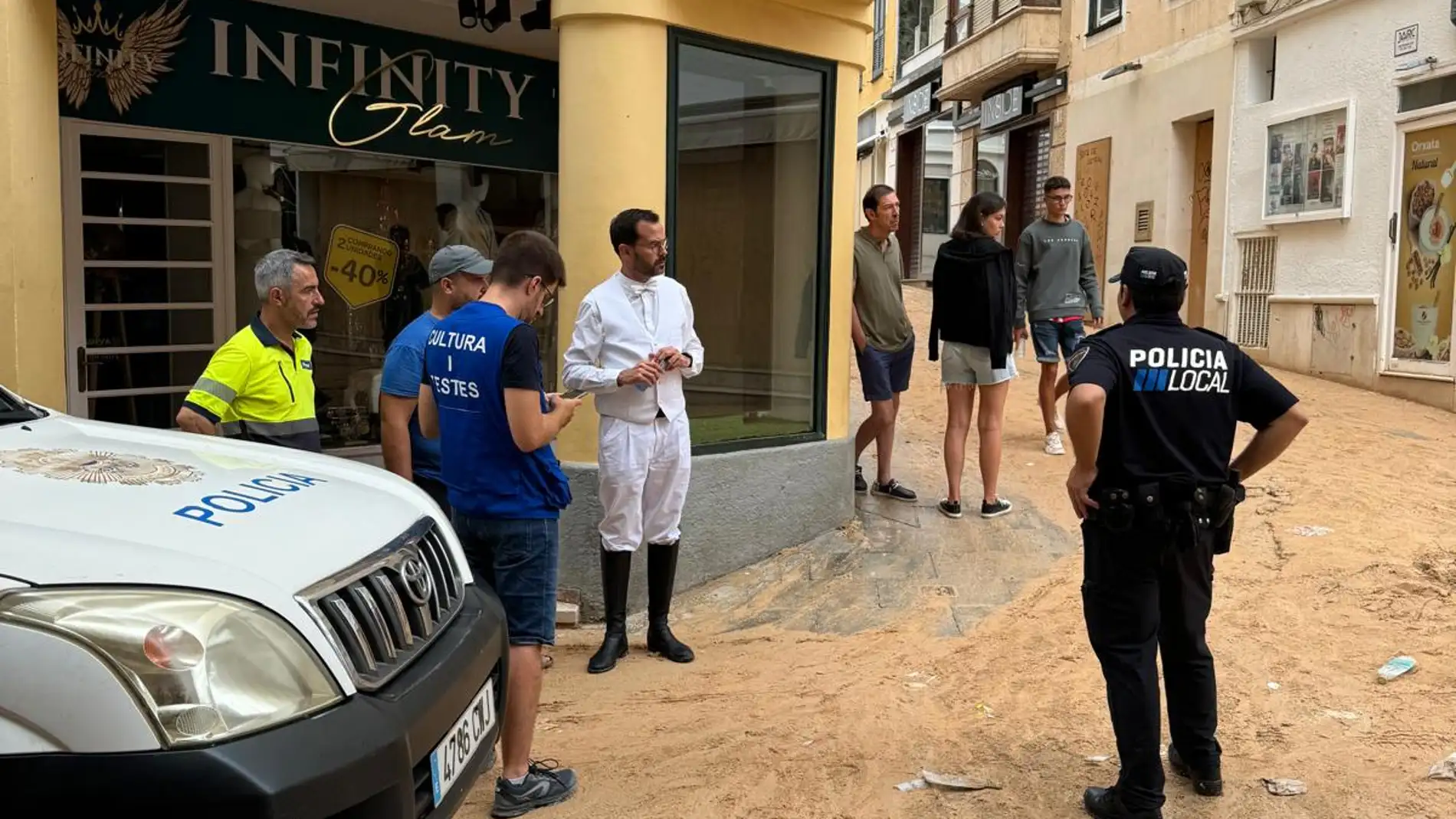El alcalde y Caixer Batle Héctor Pons comprobando el estado de la plaza a primera hora de la mañana de este domingo. El alcalde y Caixer Batle Héctor Pons comprobando el estado de la plaza a primera hora de la mañana de este domingo.