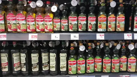 Imagen de archivo de botellas de aceite de oliva en un supermercado de Madrid. Imagen de archivo de botellas de aceite de oliva en un supermercado de Madrid.