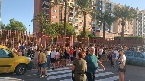 Padres del colegio p&uacute;blico Miguel de Cervantes concentrados a las puertas del centro educativo. 