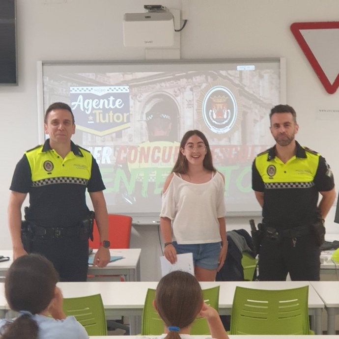 Policía y bomberos de Sevilla ofrecerán charlas en colegios junto a protección civil Policía y bomberos de Sevilla ofrecerán charlas en colegios junto a protección civil