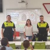 Dos agentes tutores en un colegio de Sevilla impartiendo un taller Dos agentes tutores en un colegio de Sevilla impartiendo un taller