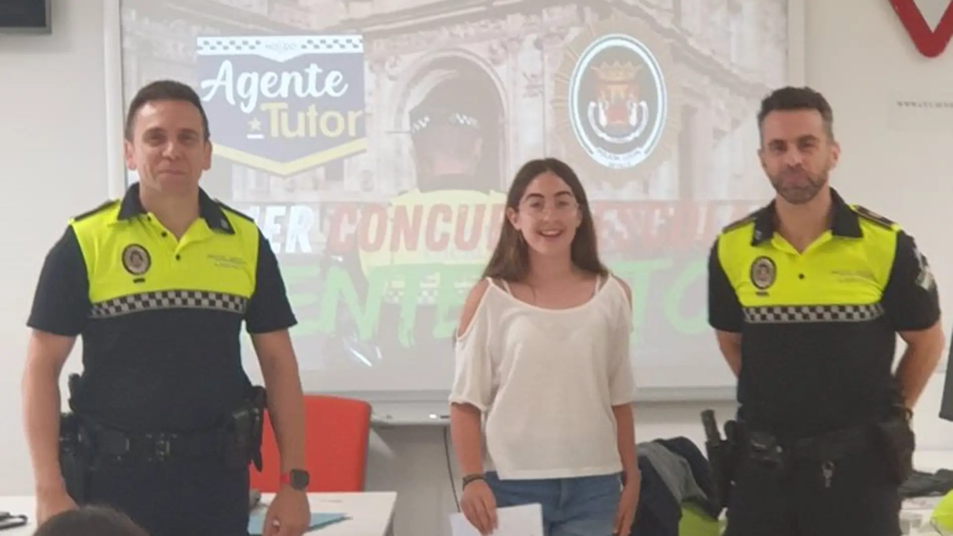 Dos agentes tutores en un colegio de Sevilla impartiendo un taller Dos agentes tutores en un colegio de Sevilla impartiendo un taller