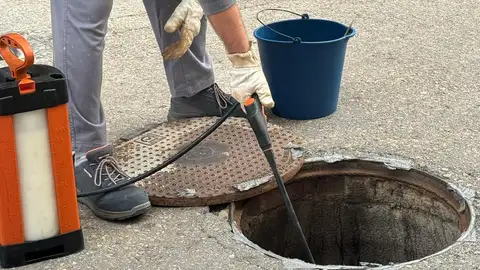 Trabajos de desratización en el alcantarillado de Alberic Trabajos de desratización en el alcantarillado de Alberic