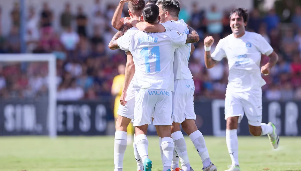 Los jugadores de la UD Ibiza celebran el gol de la victoria Los jugadores de la UD Ibiza celebran el gol de la victoria