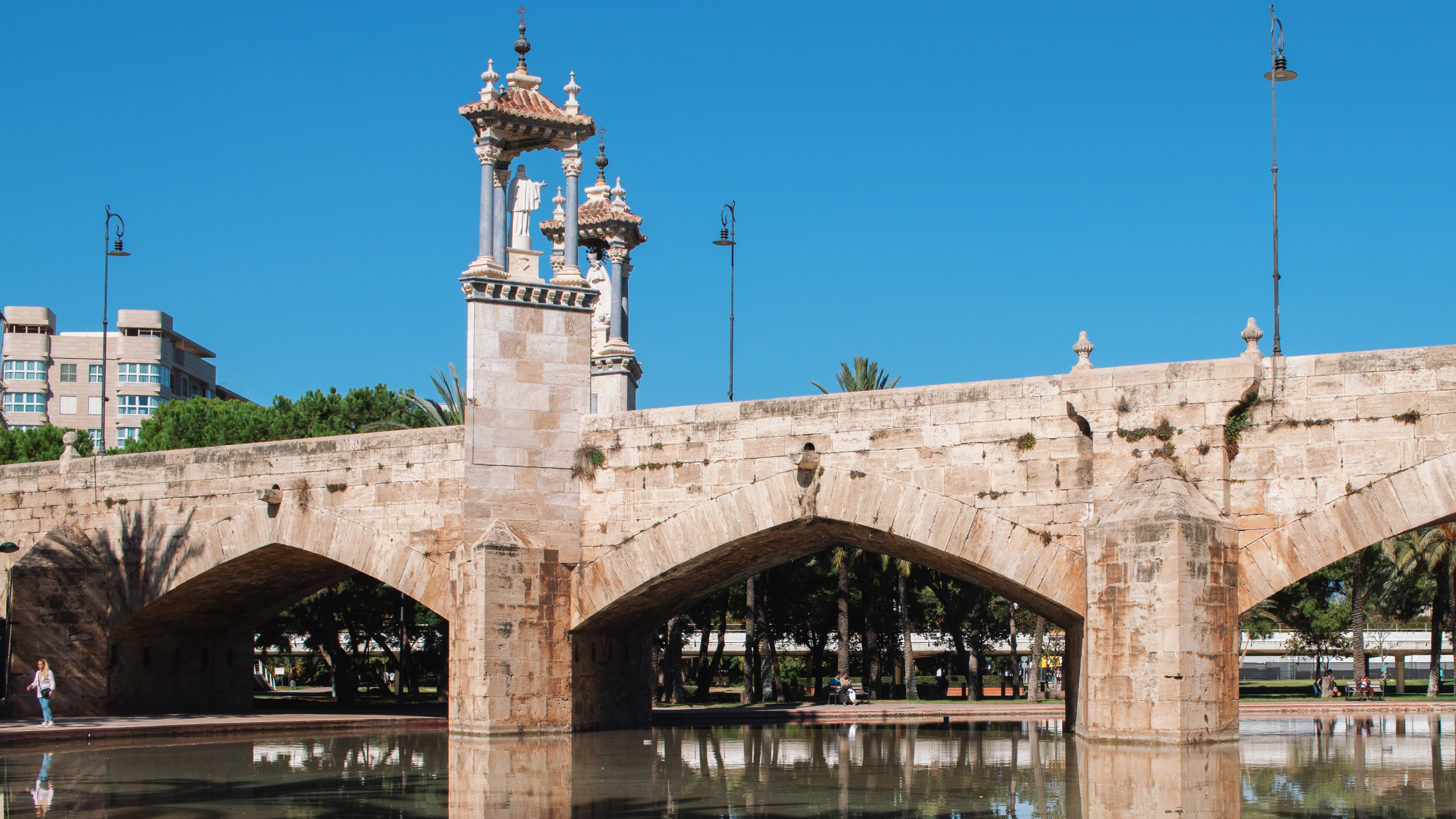 València invertirá un millón de euros en cuatro años para mantener limpios de pintadas sus monumentos València invertirá un millón de euros en cuatro años para mantener limpios de pintadas sus monumentos