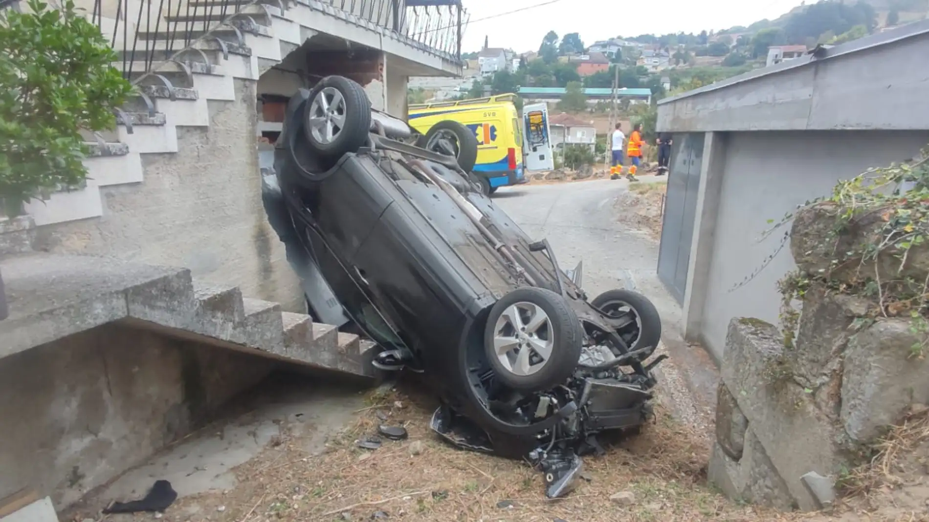 Volca o coche que conducía sobre o patio dunha vivenda en Cudeiro (Ourense). Volca o coche que conducía sobre o patio dunha vivenda en Cudeiro (Ourense).