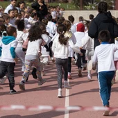 Imagen de archivo de un grupo de niños corriendo en el colegio Imagen de archivo de un grupo de niños corriendo en el colegio