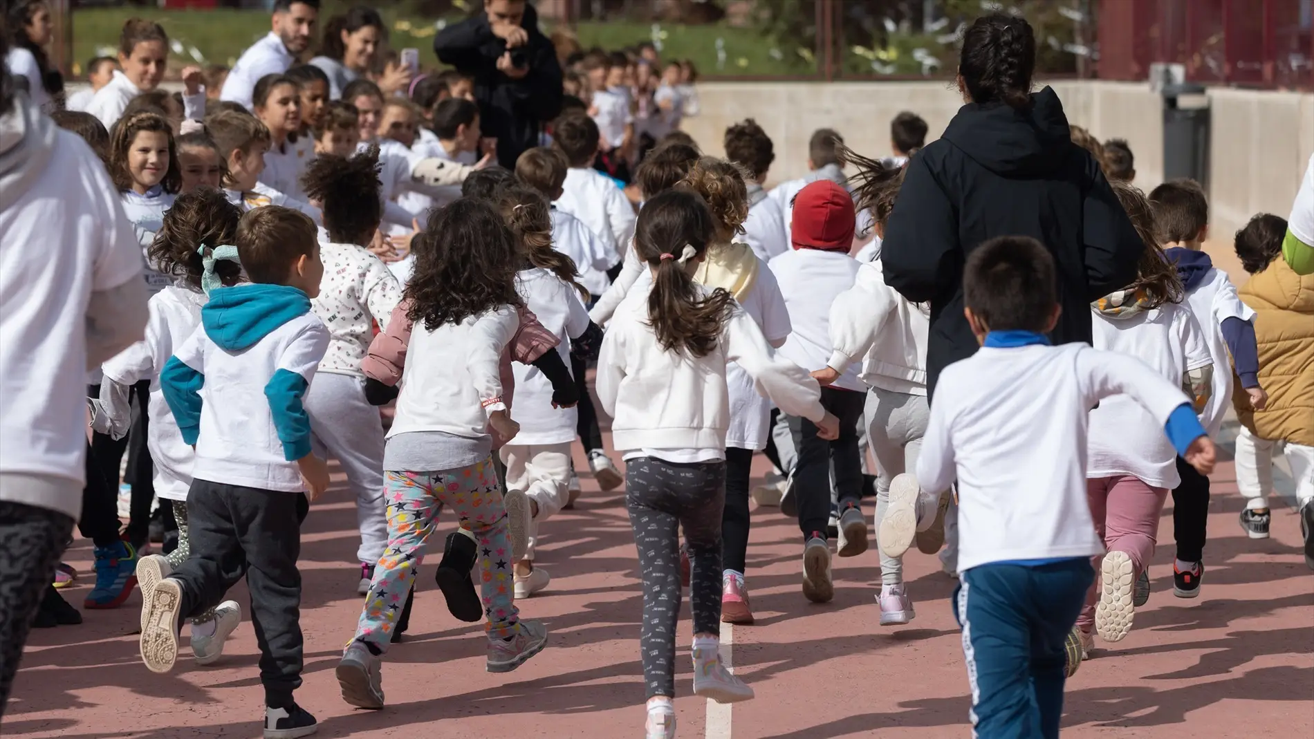 Imagen de archivo de un grupo de niños corriendo en el colegio Imagen de archivo de un grupo de niños corriendo en el colegio