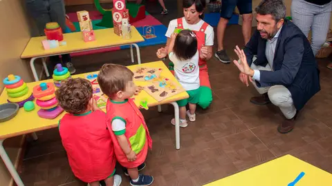 El 'president' de la Generalitat, Carlos Mazón, saluda a los alumnos durante su visita a la escuela infantil Trazos y Rayajos con motivo el inicio del curso escolar 2024-2025. El 'president' de la Generalitat, Carlos Mazón, saluda a los alumnos durante su visita a la escuela infantil Trazos y Rayajos con motivo el inicio del curso escolar 2024-2025.