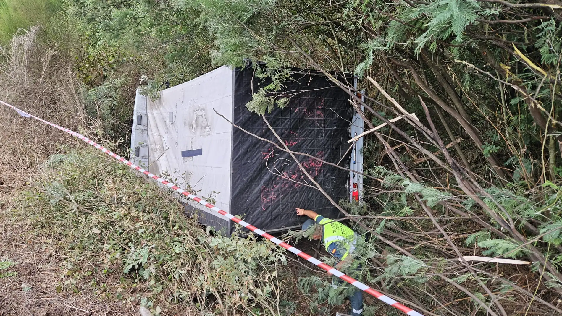 Saída de vía con caída por desnivel en Carballeda de Avia Saída de vía con caída por desnivel en Carballeda de Avia