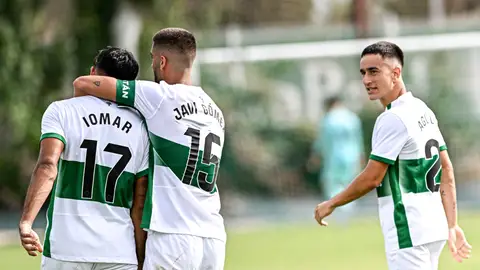 Iomar y Javi Gómez celebran uno de los goles del Ilicitano contra el Badalona. Iomar y Javi Gómez celebran uno de los goles del Ilicitano contra el Badalona.