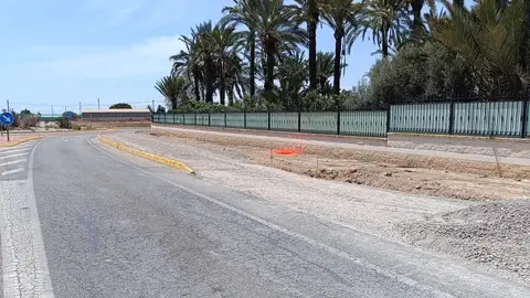 El carril ciclo-peatonal entre el casco urbano de Elche y la pedanía de Asprillas. El carril ciclo-peatonal entre el casco urbano de Elche y la pedanía de Asprillas.
