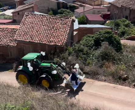 Entrada triunfal de la novia en la primera boda que celebra la localidad riojana de Bezares desde 1965 Entrada triunfal de la novia en la primera boda que celebra la localidad riojana de Bezares desde 1965