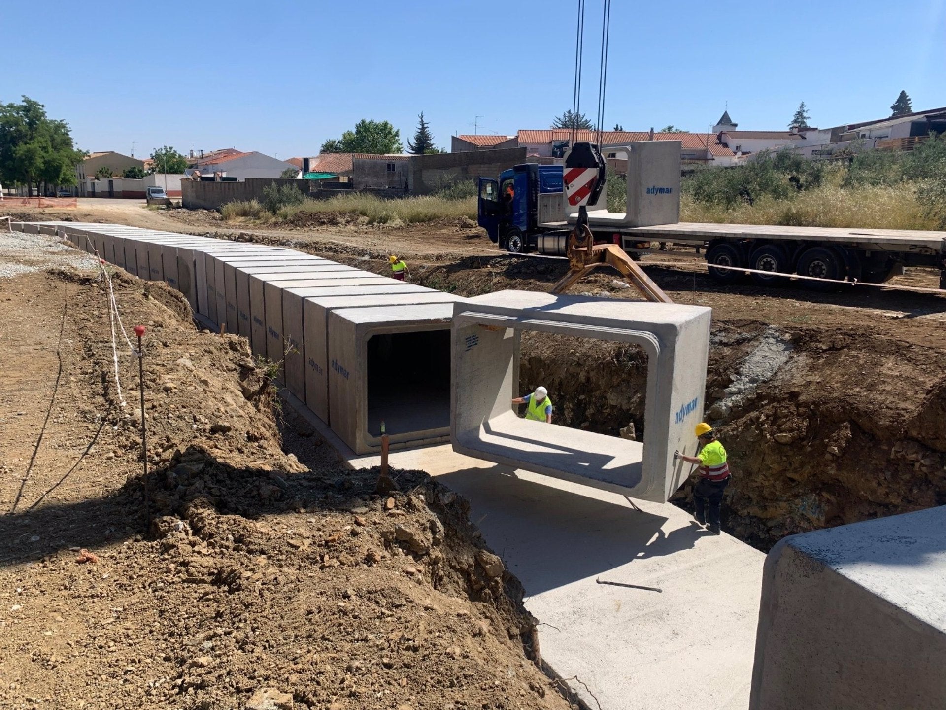 La Junta invierte medio millón de euros en el encauzamiento del arroyo de Monesterio para reducir el riesgo de inundaciones La Junta invierte medio millón de euros en el encauzamiento del arroyo de Monesterio para reducir el riesgo de inundaciones