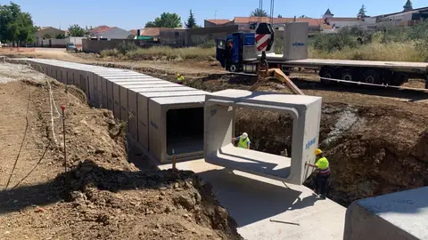 La Junta invierte medio millón de euros en el encauzamiento del arroyo de Monesterio para reducir el riesgo de inundaciones La Junta invierte medio millón de euros en el encauzamiento del arroyo de Monesterio para reducir el riesgo de inundaciones
