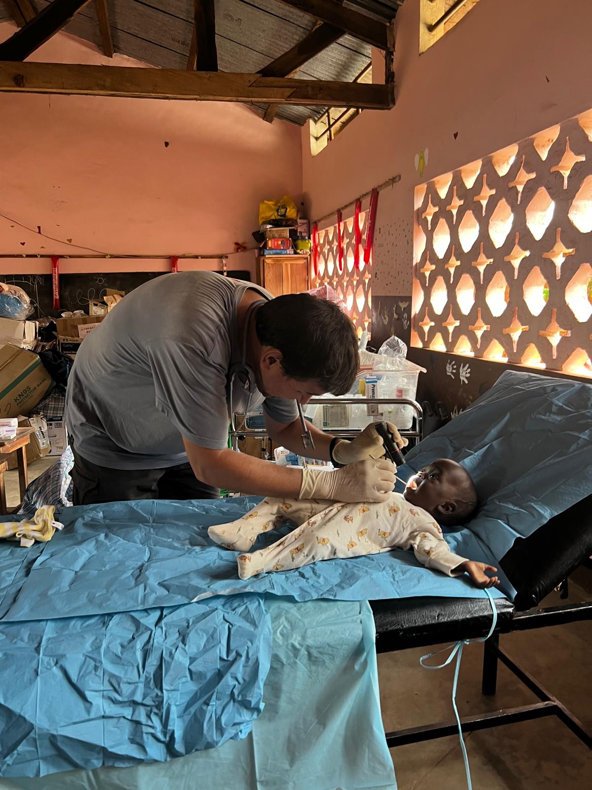 Enfermeros voluntarios del Área de Salud de Cáceres participan en un proyecto humanitario en África Enfermeros voluntarios del Área de Salud de Cáceres participan en un proyecto humanitario en África