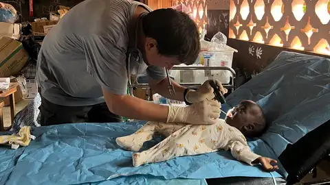 Enfermeros voluntarios del Área de Salud de Cáceres participan en un proyecto humanitario en África Enfermeros voluntarios del Área de Salud de Cáceres participan en un proyecto humanitario en África