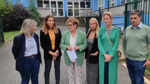 Representantes del PP asturiano en el CPEE San Cristóbal, de Avilés. Representantes del PP asturiano en el CPEE San Cristóbal, de Avilés