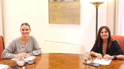 Manuela Cañadas y Marga Prohens en el Consolat de Mar. Manuela Cañadas y Marga Prohens en el Consolat de Mar.