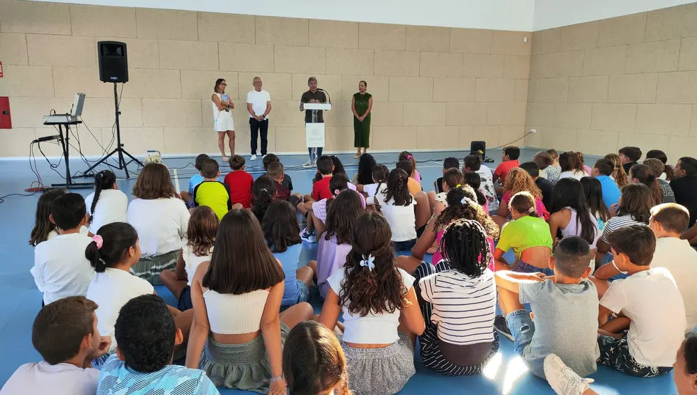 Las aulas de los centros escolares de la Vega se llenan de alumnos en el primer día del curso en Infantil y Primaria Las aulas de los centros escolares de la Vega se llenan de alumnos en el primer día del curso en Infantil y Primaria