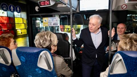 L&oacute;pez y An&iacute;a en el bus que ha partido a las 9:30 horas con destino Utrillas