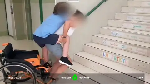 En brazos hasta su clase: así sube María Jesús a su hijo en el CEIP Voramar de Alicante por la rotura de un ascensor En brazos hasta su clase: así sube María Jesús a su hijo en el CEIP Voramar de Alicante por la rotura de un ascensor