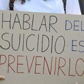 Una pancarta en una movilización contra el suicidio