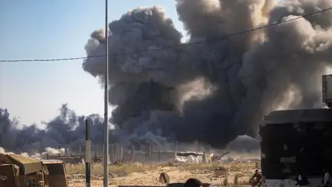 Foto de archivo del humo tras un ataque aéreo israelí en Jan Yonis, en el sur de la Franja de Gaza. Foto de archivo del humo tras un ataque aéreo israelí en Jan Yonis, en el sur de la Franja de Gaza./ EFE/EPA/HAITHAM IMAD