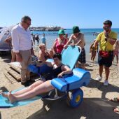Benidorm mejora los puntos de playas accesibles con la incorporación de tres sillas anfibias
