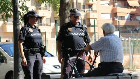 Una pareja de la Polcía Local atiende un servicio