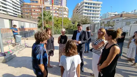 El alcalde y la concejala de Educación en el colegio Benalúa El alcalde y la concejala de Educación en el colegio Benalúa