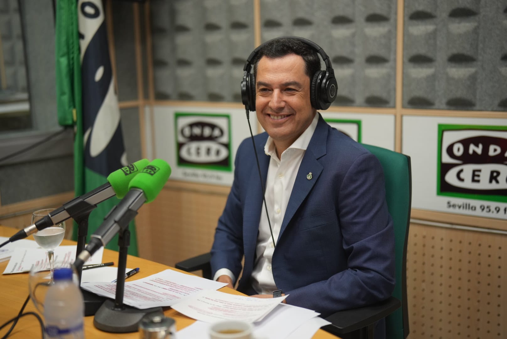 Juanma Moreno no aceptaría que Sánchez le condone la deuda: "No estamos para blanquear negociaciones turbias con el independentismo" Juanma Moreno no aceptaría que Sánchez le condone la deuda: "No estamos para blanquear negociaciones turbias con el independentismo"