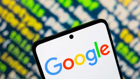 Dispositivo móvil con el logotipo de Google Dispositivo móvil con el logotipo de Google