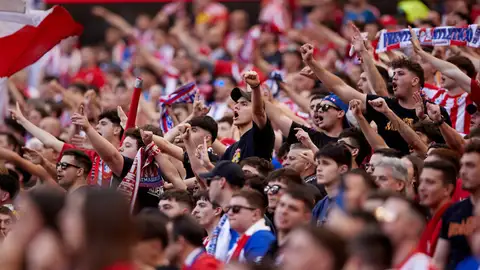 Aficionados del Atlético de Madrid durante un partido en el Metropolitano Aficionados del Atlético de Madrid durante un partido en el Metropolitano