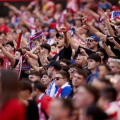 Aficionados del Atlético de Madrid durante un partido en el Metropolitano Aficionados del Atlético de Madrid durante un partido en el Metropolitano
