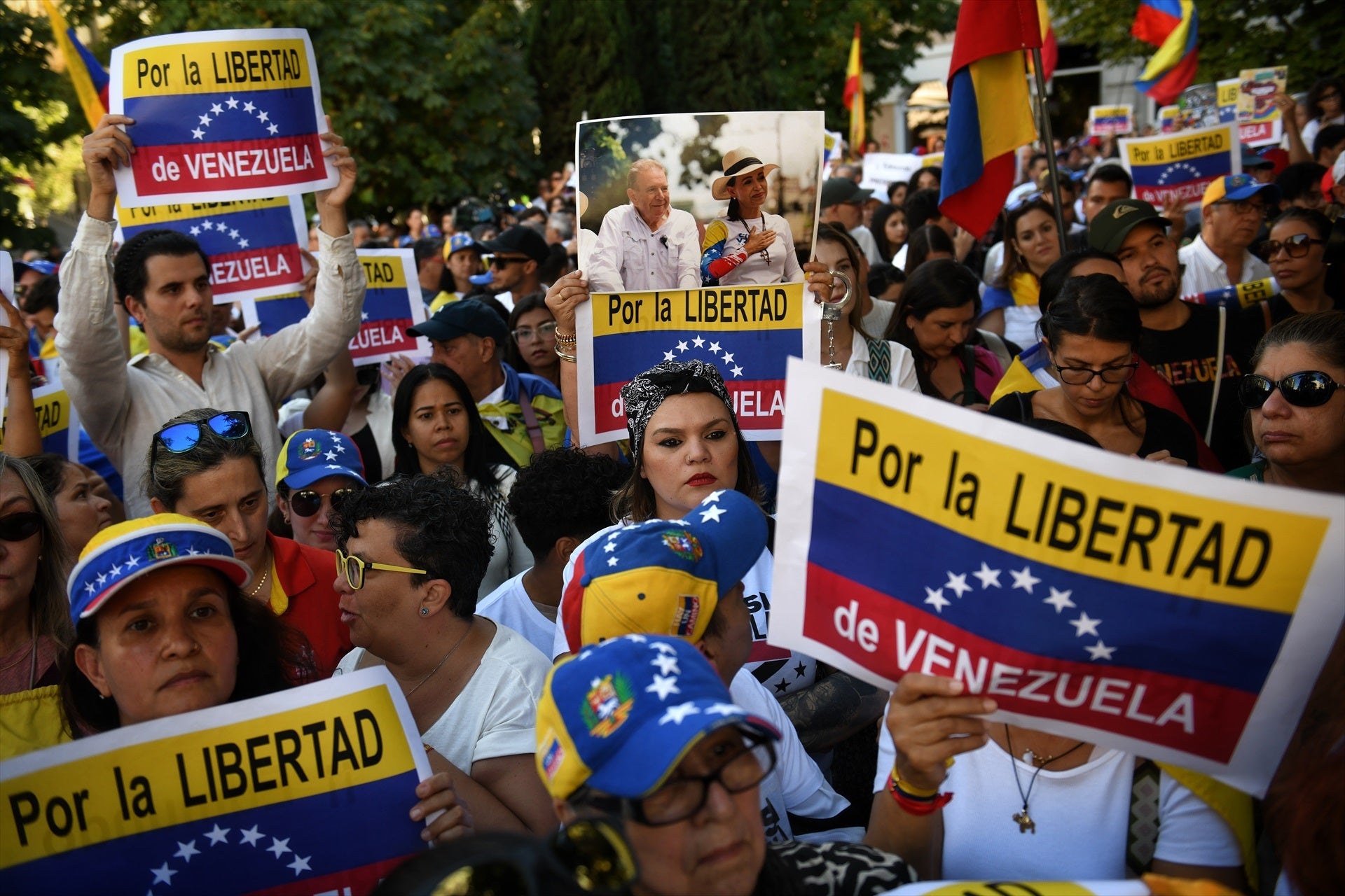 Cientos de venezolanos se concentran frente al Congreso para reivindicar la victoria de Edmundo González Cientos de venezolanos se concentran frente al Congreso para reivindicar la victoria de Edmundo González