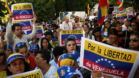 Cientos de venezolanos se concentran frente al Congreso para reivindicar la victoria de Edmundo González Cientos de venezolanos se concentran frente al Congreso para reivindicar la victoria de Edmundo González