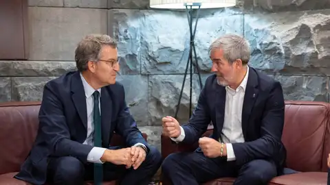 Feijóo firma un acuerdo con Clavijo sobre política migratoria para negociar con Sánchez Feijóo firma un acuerdo con Clavijo sobre política migratoria para negociar con Sánchez