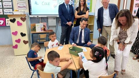 El presidente de la Junta junto al alcalde de Sevilla, la consejera de desarrollo educativo y el director del CEIP Juan Ram&oacute;n Jim&eacute;nez