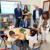 El presidente de la Junta junto al alcalde de Sevilla, la consejera de desarrollo educativo y el director del CEIP Juan Ramón Jiménez El presidente de la Junta junto al alcalde de Sevilla, la consejera de desarrollo educativo y el director del CEIP Juan Ramón Jiménez