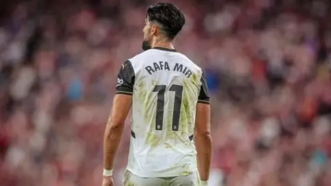 Así ha actuado el Valencia con Rafa Mir y estos son los motivos de su decisión final Así ha actuado el Valencia con Rafa Mir y estos son los motivos de su decisión final